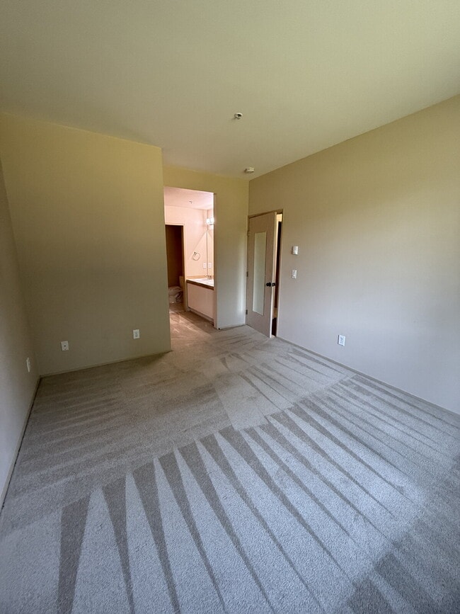 Building Photo - The Lakes @ Kent Community Condo Unit Avai...