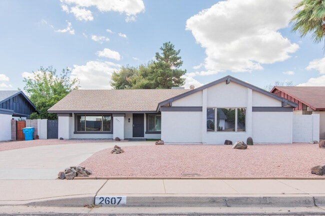 Building Photo - 2607 E Larkspur Dr