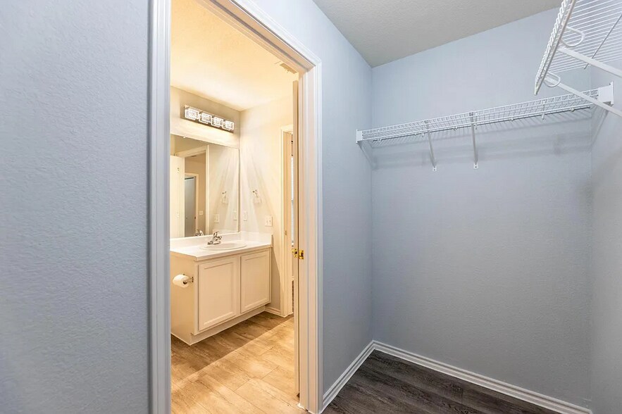 walk-in closet primary - 8719 Davis Oaks Trl