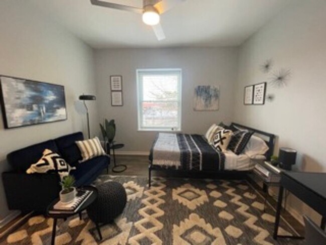 Building Photo - Brand new Luxury studio 2 blocks to the lake