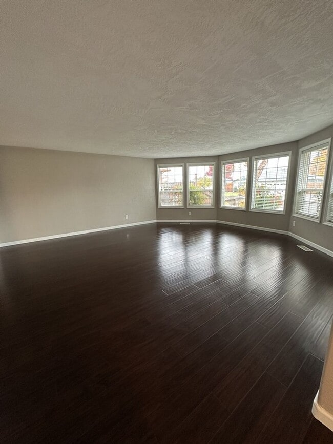 Building Photo - Pristine 3-Bedroom, 2-Bath Home with Modern Features in North Medford