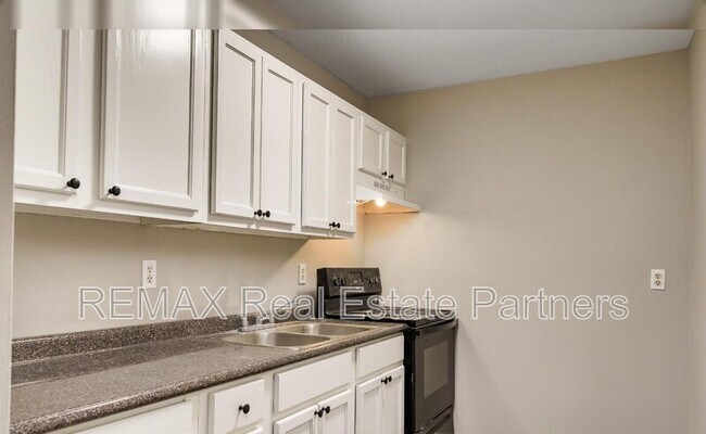 Building Photo - 900 Cypress Ave