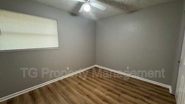 Building Photo - 1053 Cherbourg Ave E