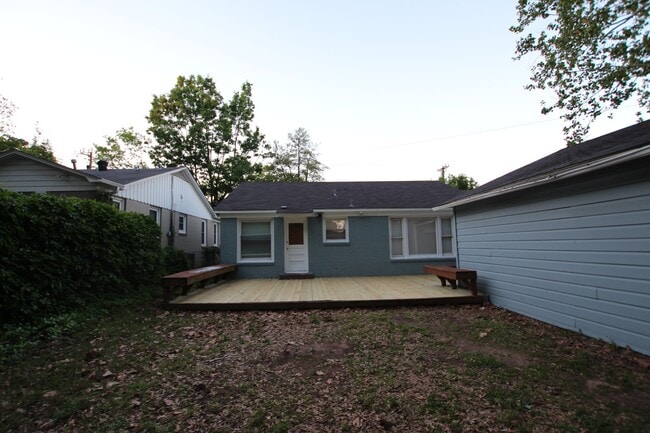 Building Photo - Available-Adorable Large 3 bedroom Home near Downtown!