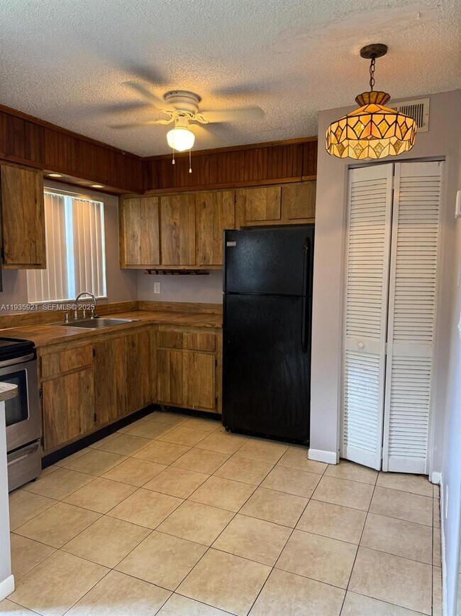 Building Photo - 402 Lakeside Dr