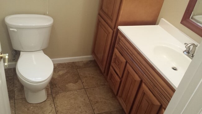 Building Photo - Large 2 Story Home 2540 SFT 3 Bed 2 Bath Home