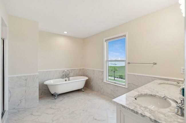 Building Photo - Downtown Charleston Waterfront Townhouse