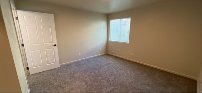 Building Photo - 10066 W Garverdale Ln