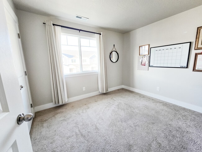 Building Photo - 261 W 490 N