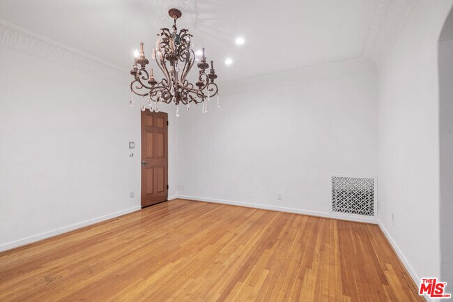 Building Photo - 312 S El Camino Dr