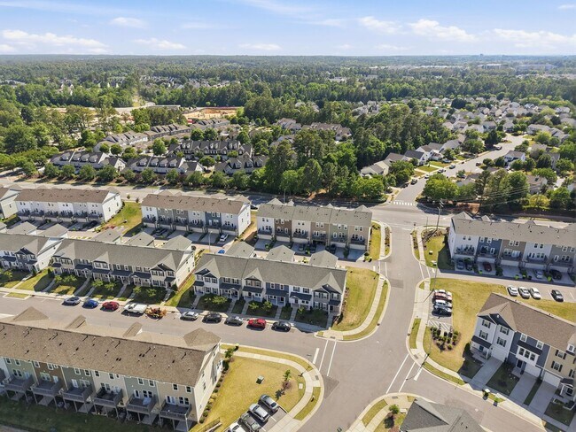 Building Photo - Modern 4BR Townhome with Washer/Dryer & Pet-Friendly Living in Morrisville!