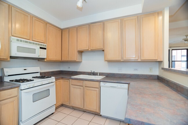 Building Photo - 7631 N Eastlake Terrace