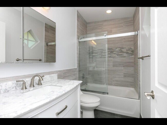 Building Photo - 621 NE 8th Ave