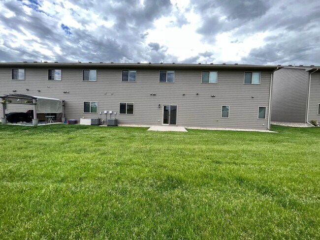 Building Photo - 3 Bed/2.5 Bath Townhome For Rent!