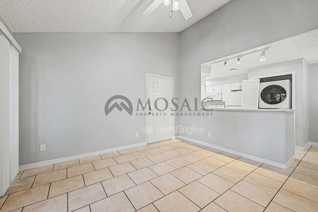 Building Photo - 533 W Guadalupe Rd