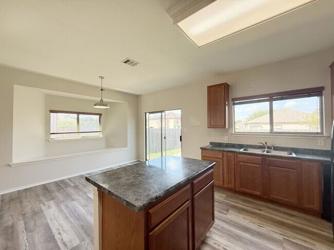 Building Photo - 1722 E Mesa Park Dr