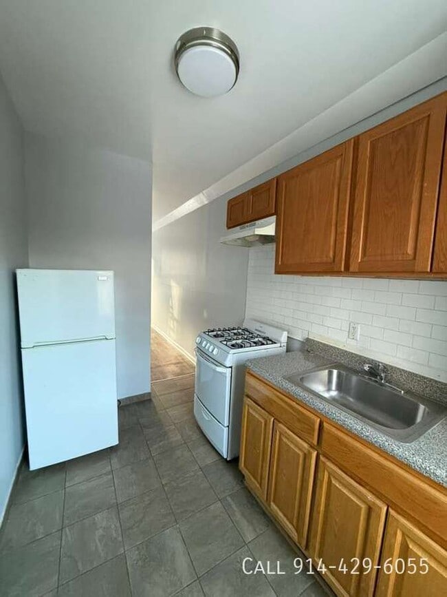 Building Photo - 22 Vineyard Ave