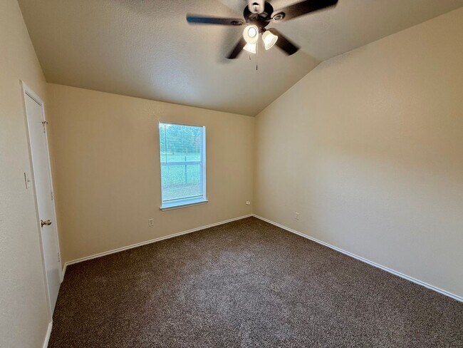 Building Photo - Beautiful 3 bedroom, 2 bathroom home in th...