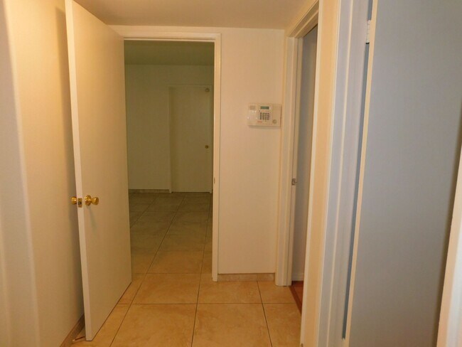 Building Photo - Beautiful single story 3 bedroom, 2 bathro...