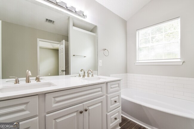 Building Photo - 9407 Rollinghills Dr