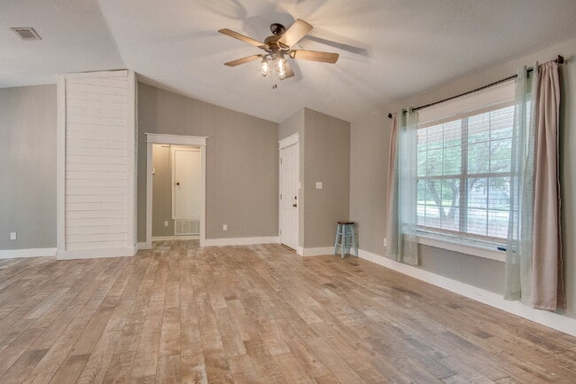 Building Photo - Navarre 3BR/2BA Home Near Beaches & Hurlburt Field with Updated Kitchen, Split Floor Plan & Spaci...