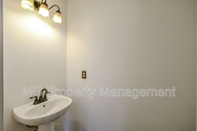 Building Photo - 722 Overlook Rd