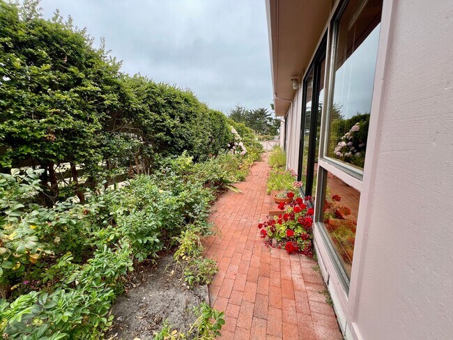 Building Photo - Large 4 bedroom 3 bathroom home in Pacific...
