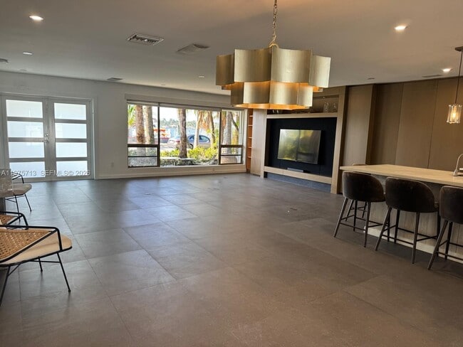 Building Photo - 747 N North Lake Dr