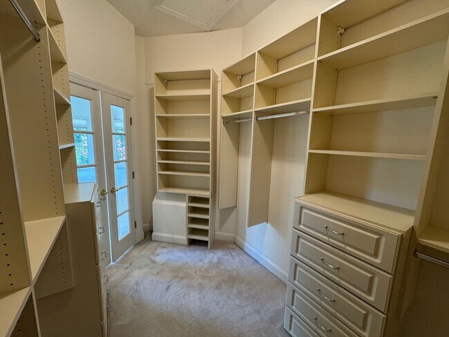 Building Photo - South AVL - Grand Residence in The Cotswol...