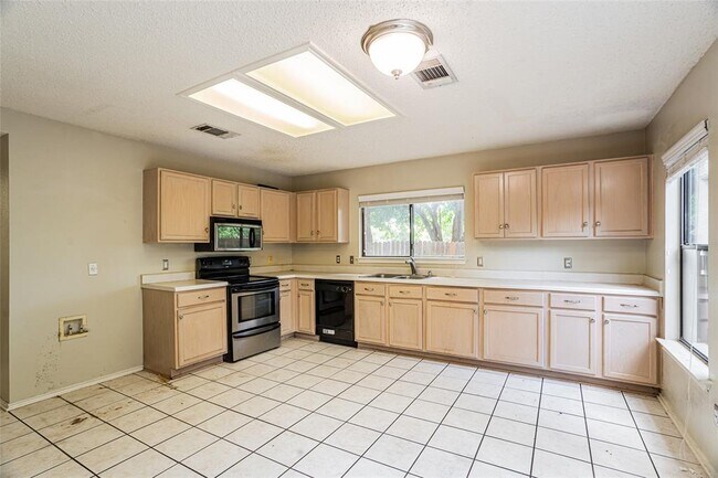 Building Photo - 813 Kettering Dr