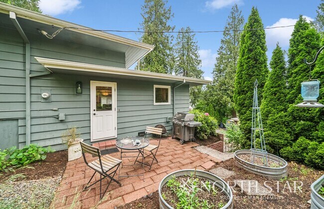 Building Photo - Stylish Mid-Century Modern with Stunning L...