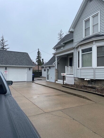 Building Photo - 521 N Badger Ave