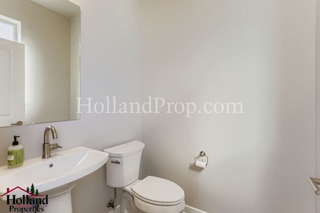 Building Photo - Beautiful 3-Bed Townhouse Near Downtown Hi...