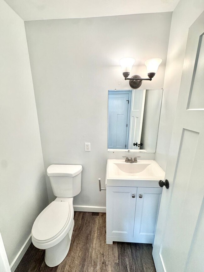 Building Photo - COMPLETELY REMODELED THREE BEDROOM Twin