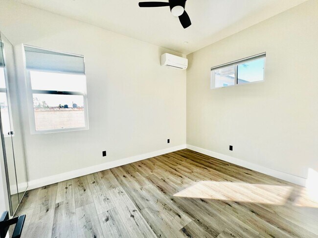 Building Photo - 510 E Oak Ave