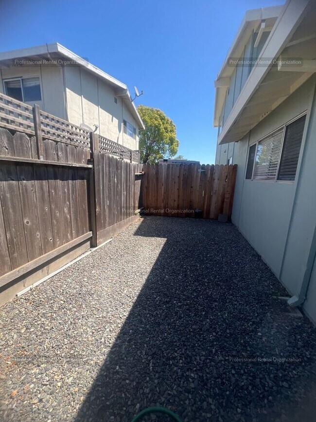 Building Photo - Location, Charm and comfort