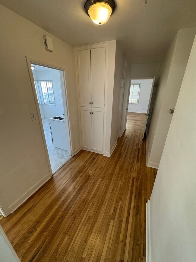 Building Photo - Quaint 3 bedroom Apt Home on 439-443 N. Spaulding Ave.