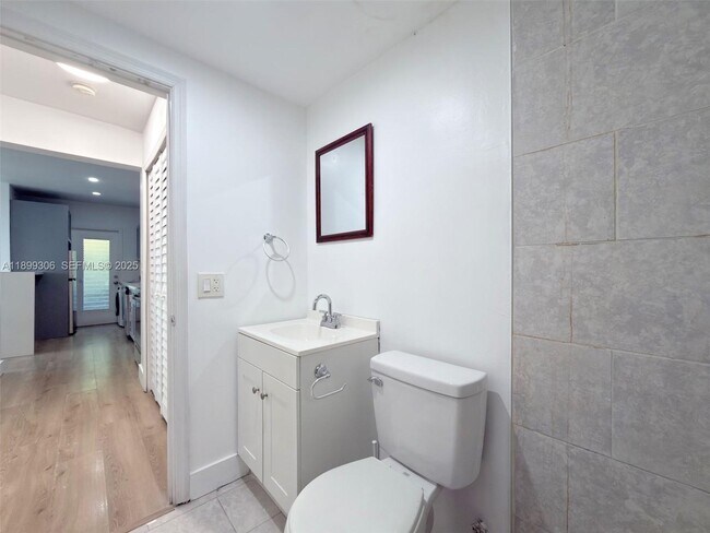 Building Photo - 544 Michigan Ave