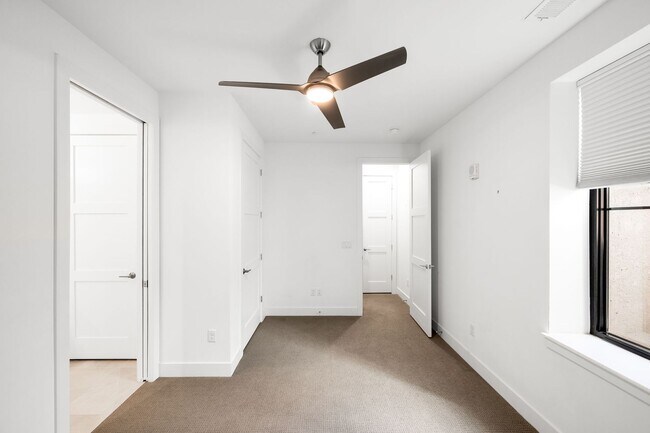 Building Photo - LUX 3BD, 5BA Modern Townhome at 9th & CO Near Congress Park