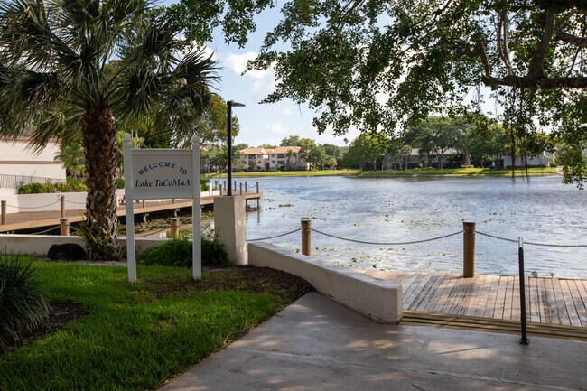 Building Photo - 2738 Carambola Cir S