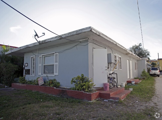 Building Photo - 1440 SW 4th St