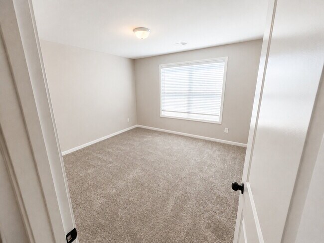 Building Photo - 721 Tanager Ln