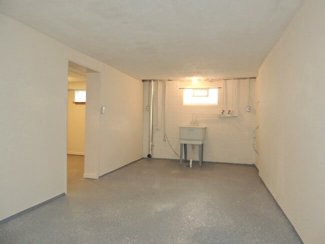 Building Photo - 3 Bedroom Bungalow for Rent!
