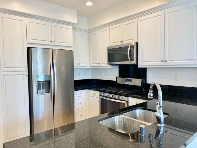 Building Photo - Modern Coastal Living – 2-Bed, 2.5-Bath Ho...