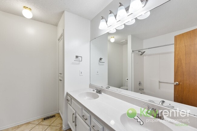 Building Photo - 3 Bedroom 2 Bathroom Family Ready Home