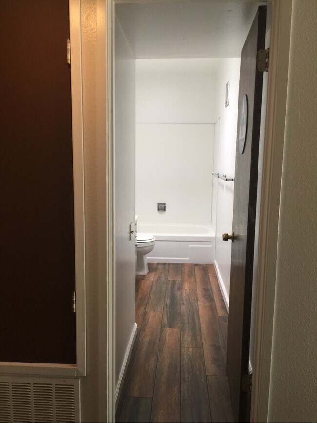 Building Photo - Beautiful 3 bedroom home in Central Davis available for fall move in!