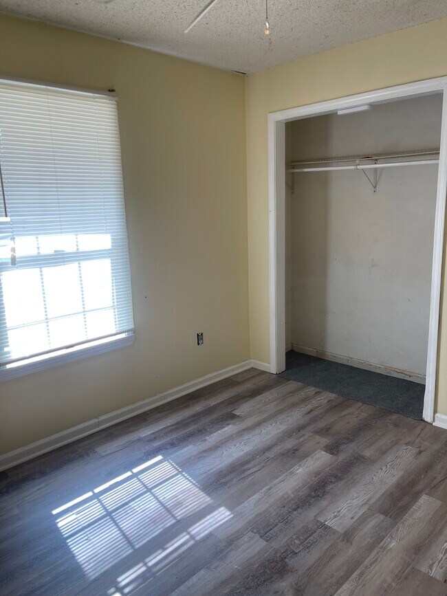 Building Photo - 1028 Simmons Dr