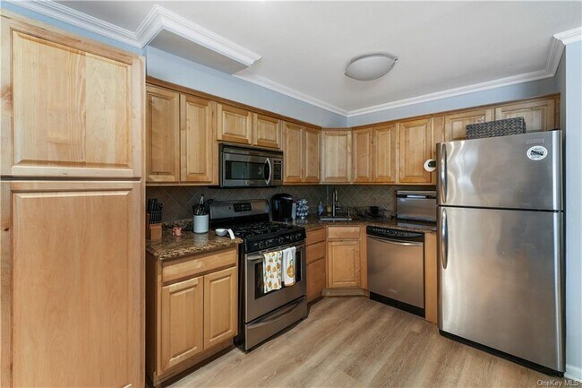 Building Photo - 828 Pelhamdale Ave