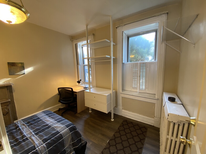 Front Bedroom - FL1 - View 2 - 917 S Loomis St
