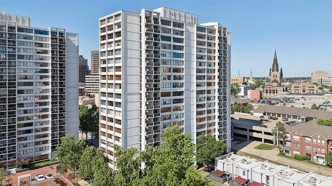 Building Photo - 410 W 7th St